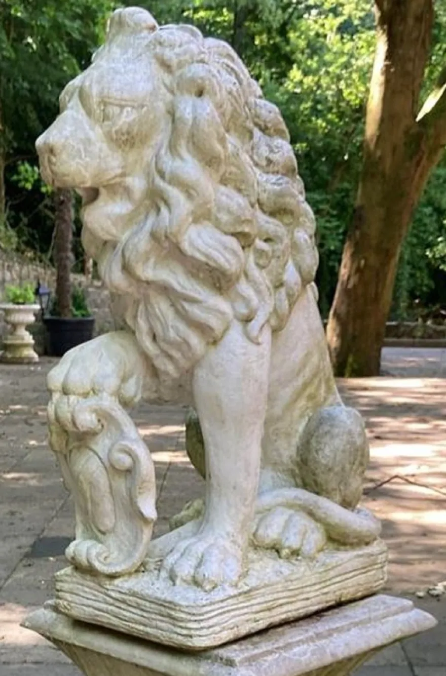 Casa Padrino Barock Garten Deko Skulptur Löwe Weiß 28 x 45 x H. 72 cm - Prunkvolle Garten Deko Figur - Barock Garten & Terrassen Deko Accessoires