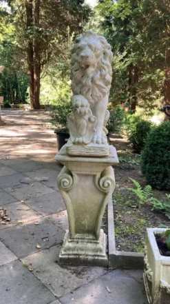 Casa Padrino Barock Garten Deko Skulptur Löwe Weiß 28 x 45 x H. 72 cm - Prunkvolle Garten Deko Figur - Barock Garten & Terrassen Deko Accessoires