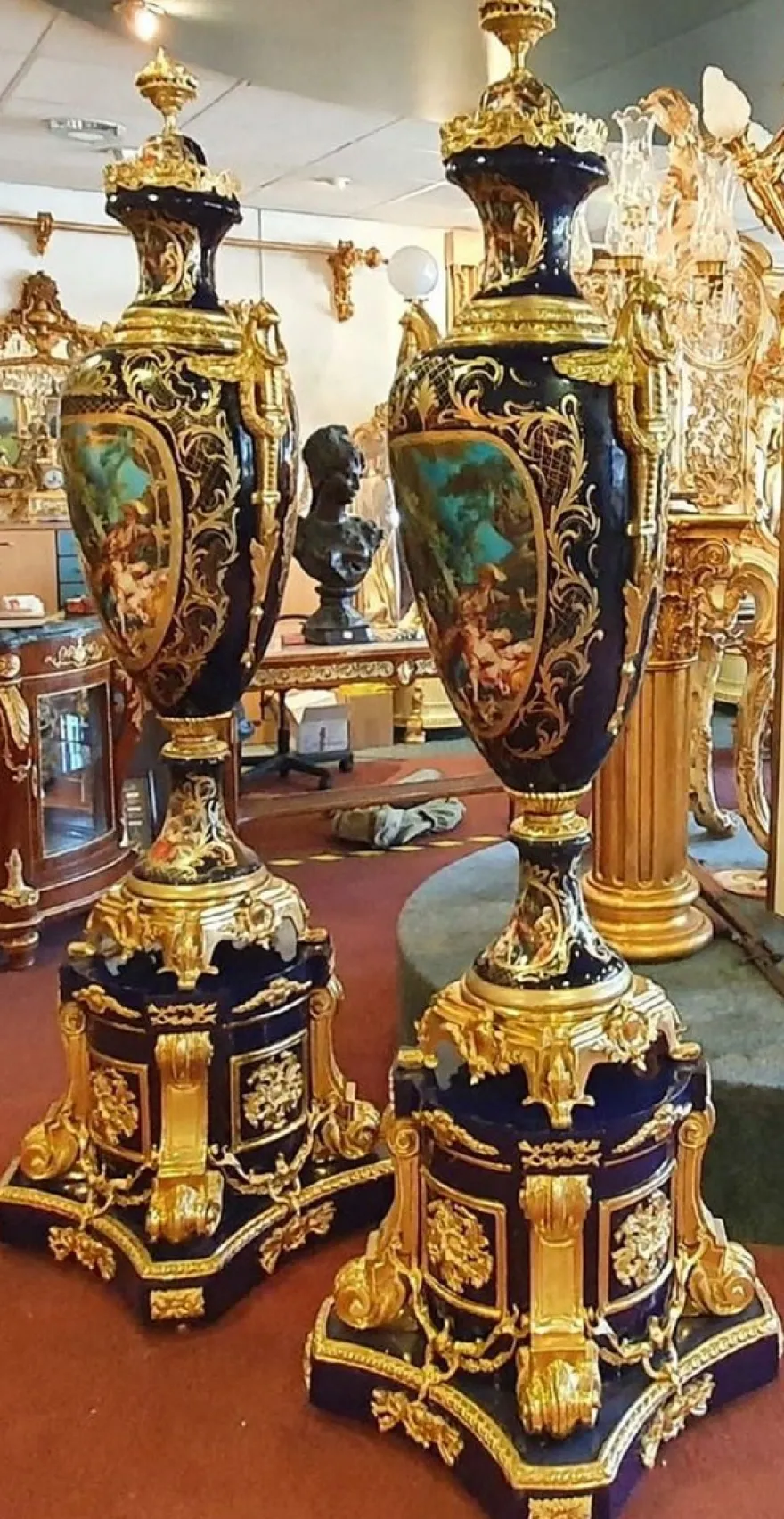Casa Padrino Barock Keramik Vasen mit Sockel Kobaltblau / Gold 60 x 60 x H. 215 cm - Prunkvolles Deko Set - Hotel & Restaurant Deko Accessoires