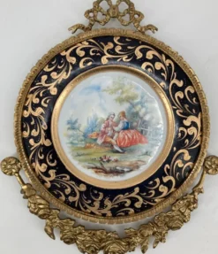 Casa Padrino Barock Keramik Wandteller mit verziertem Messing Rahmen Schwarz / Mehrfarbig / Messing - Barock Wandbild - Barock Wanddeko Accessoires
