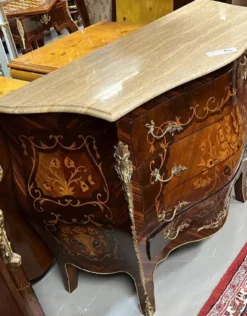 Casa Padrino Barock Kommode Dunkelbraun / Braun Intarsien / Gold / Cremefarben - Handgefertigte Massivholz Kommode mit 4 Schubladen und Marmorplatte - Barock Möbel