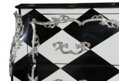 Casa Padrino Barock Kommode im Karo Design mit Silber Applikationen 130 x 84 x 63 cm - Luxuriöse Anrichte im Antik Look