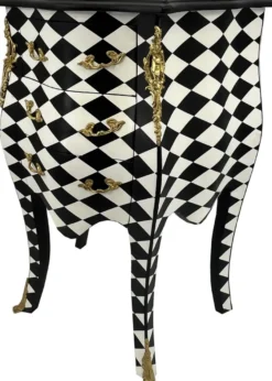 Casa Padrino Barock Kommode Karo Design Schwarz / Weiß / Gold - Handgefertigte Barockstil Nachtkommode mit 3 Schubladen - Barock Möbel - Schlafzimmer Möbel im Barockstil - Edel & Prunkvoll