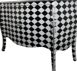 Casa Padrino Barock Kommode Karo Schwarz / Weiß 120 cm - Luxuriöser Schrank mit 2 Türen und Silber Applikationen
