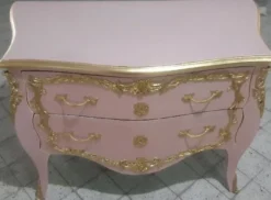 Casa Padrino Barock Kommode mit 2 Schubladen Rosa / Gold - Handgefertigte Massivholz Kommode im Barockstil - Schlafzimmer Möbel im Barockstil - Barock Möbel - Barock Einrichtung - Edel & Prunkvoll