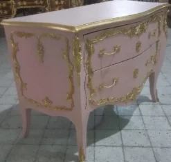 Casa Padrino Barock Kommode mit 2 Schubladen Rosa / Gold - Handgefertigte Massivholz Kommode im Barockstil - Schlafzimmer Möbel im Barockstil - Barock Möbel - Barock Einrichtung - Edel & Prunkvoll