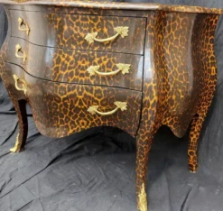 Casa Padrino Barock Kommode mit 3 Schubladen Leopard / Gold - Handgefertigte Massivholz Kommode im Barockstil - Schlafzimmer Möbel im Barockstil - Barock Möbel - Barock Einrichtung