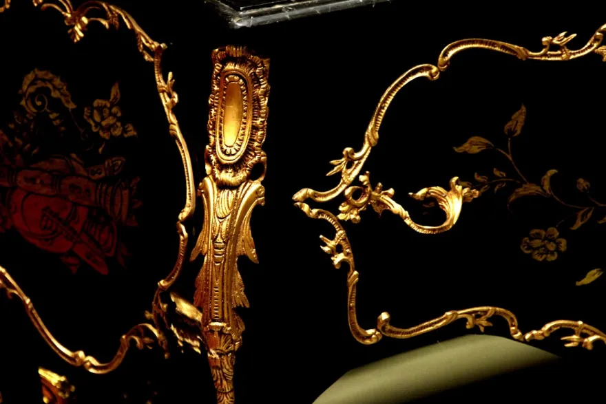 Casa Padrino Barock Kommode Schwarz / Gold 130 cm mit Metallapplikationen und Marmorplatte