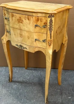 Casa Padrino Barock Kommode Vogelaugen Ahorn - Handgefertigte Massivholz Nachtkommode im Barockstil - Antik Stil Nachttisch - Beistelltisch mit 2 Schubladen - Handgefertigte Barock Möbel
