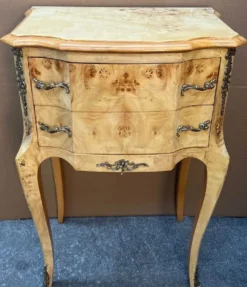 Casa Padrino Barock Kommode Vogelaugen Ahorn - Handgefertigte Massivholz Nachtkommode im Barockstil - Antik Stil Nachttisch - Beistelltisch mit 2 Schubladen - Handgefertigte Barock Möbel