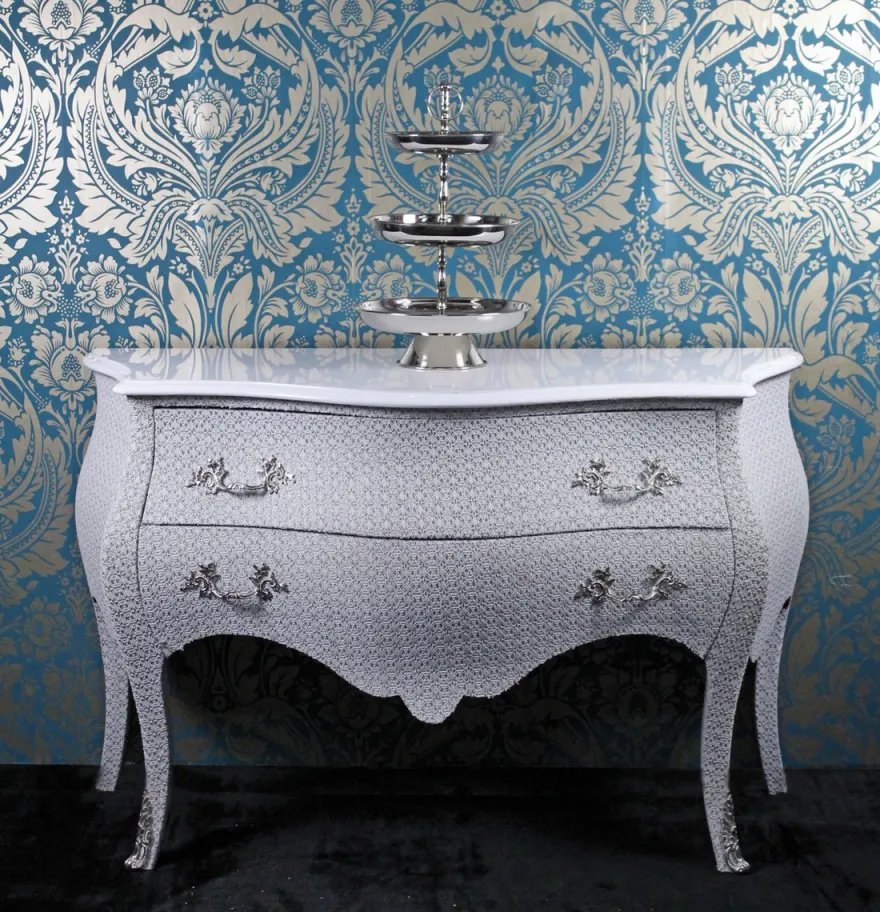 Casa Padrino Barock Kommode Weiß Glitzerlook 120cm - Handgefertigtes Luxusmöbel im Antik Stil