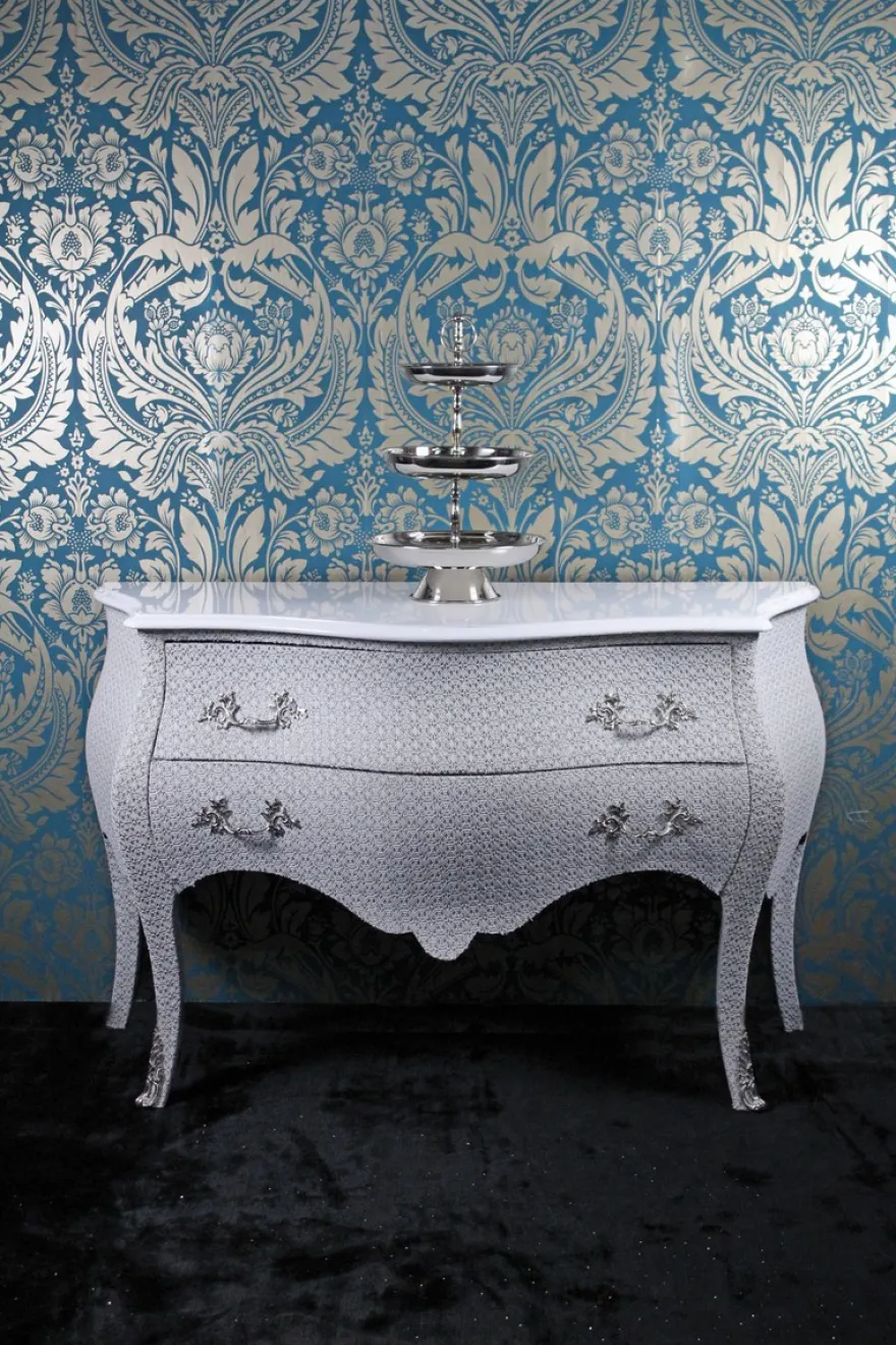 Casa Padrino Barock Kommode Weiß Glitzerlook 120cm - Handgefertigtes Luxusmöbel im Antik Stil