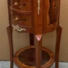 Casa Padrino Barock Nachtkommode Braun Intarsien / Gold - Runde Barockstil Kommode mit 3 Schubladen - Barock Möbel - Schlafzimmer Möbel im Barockstil - Edel & Prunkvoll
