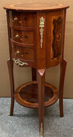 Casa Padrino Barock Nachtkommode Braun Intarsien / Gold - Runde Barockstil Kommode mit 3 Schubladen - Barock Möbel - Schlafzimmer Möbel im Barockstil - Edel & Prunkvoll