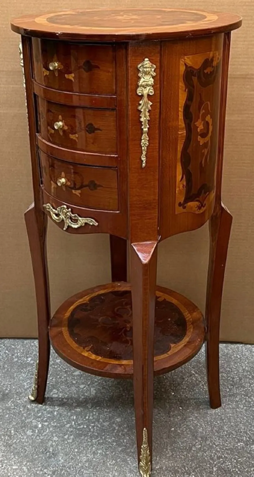 Casa Padrino Barock Nachtkommode Braun Intarsien / Gold - Runde Barockstil Kommode mit 3 Schubladen - Barock Möbel - Schlafzimmer Möbel im Barockstil - Edel & Prunkvoll