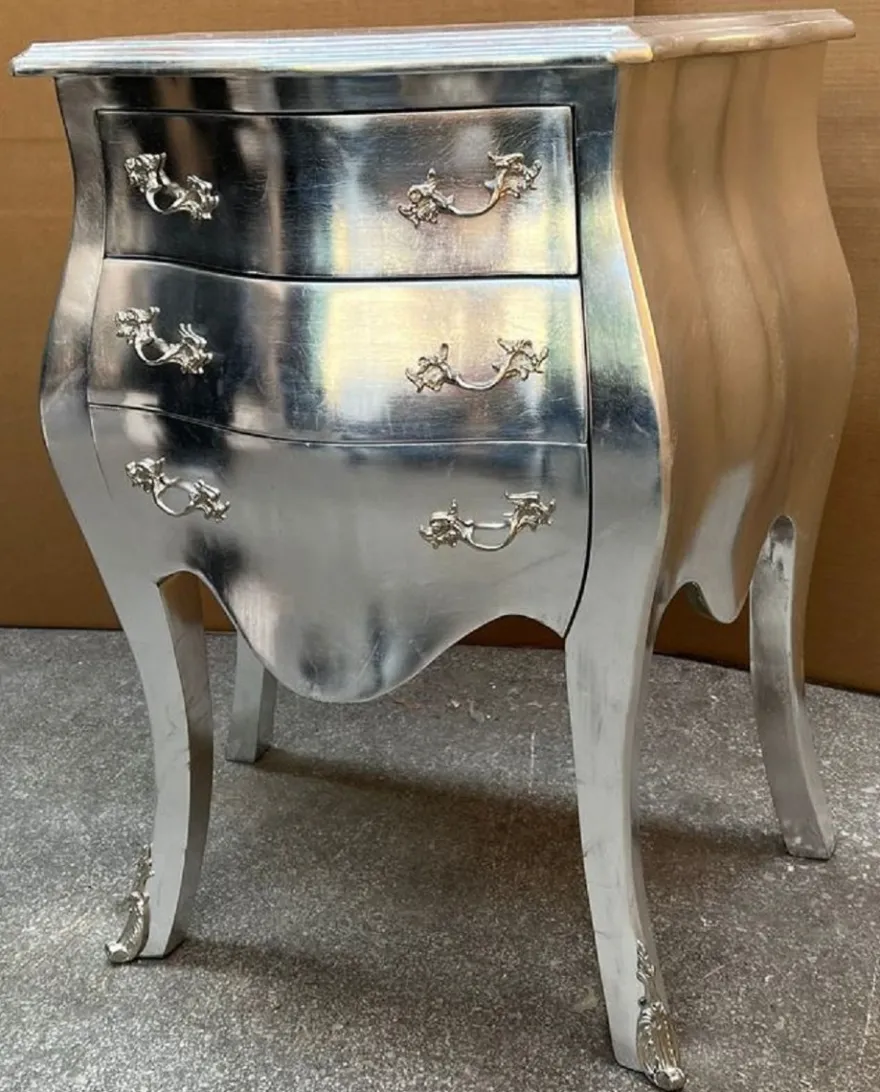 Casa Padrino Barock Nachtkommode Silber - Handgefertigte Barockstil Kommode mit 3 Schubladen - Barock Möbel - Schlafzimmer Möbel im Barockstil - Edel & Prunkvoll