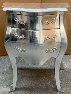 Casa Padrino Barock Nachtkommode Silber - Handgefertigte Barockstil Kommode mit 3 Schubladen - Barock Möbel - Schlafzimmer Möbel im Barockstil - Edel & Prunkvoll