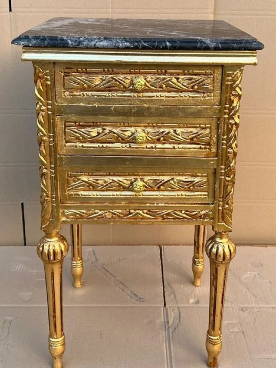 Casa Padrino Barock Nachtkommode Gold / Schwarz - Prunkvolle Barockstil Kommode mit 3 Schubladen und Marmorplatte - Barock Möbel - Schlafzimmer Möbel im Barockstil