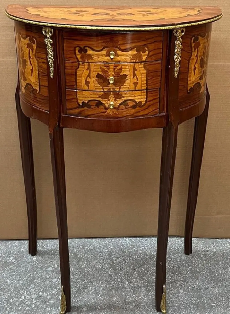 Casa Padrino Barock Nachtkommode Braun Intarsien / Gold - Handgefertigte Barockstil Kommode mit 3 Schubladen - Barock Möbel - Schlafzimmer Möbel im Barockstil - Edel & Prunkvoll