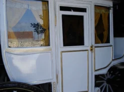Casa Padrino Barock Pferdekutsche Weiß / Rot / Gold - Prunkvolle Hochzeitzkutsche - Handgfertigte Kutsche im Barockstil - Edel & Prunkvoll