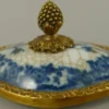 Casa Padrino Barock Porzellan Zuckerdose mit Deckel Creme / Blau / Messing 11 x 8 x H. 8 cm - Barock Porzellan Deko Accessoires