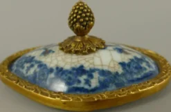 Casa Padrino Barock Porzellan Zuckerdose mit Deckel Creme / Blau / Messing 11 x 8 x H. 8 cm - Barock Porzellan Deko Accessoires