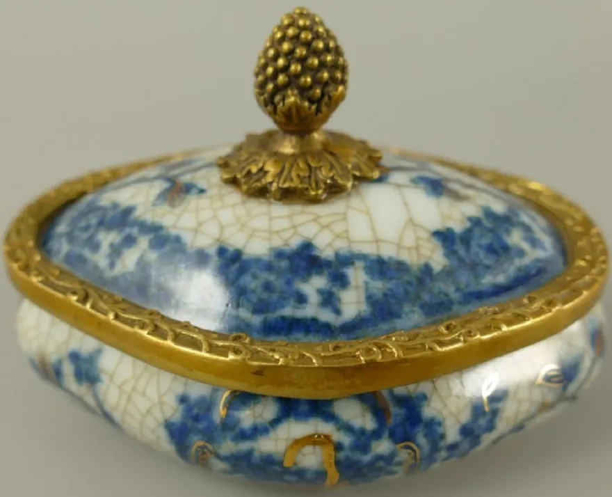 Casa Padrino Barock Porzellan Zuckerdose mit Deckel Creme / Blau / Messing 11 x 8 x H. 8 cm - Barock Porzellan Deko Accessoires