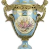 Casa Padrino Barock Porzellan Vase mit Deckel Hellblau / Mehrfarbig / Messingfarben 36 x 21,4 x H. 65,3 cm - Prunkvolle Deko Blumenvase - Deko Accessoires im Barockstil