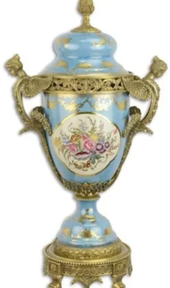 Casa Padrino Barock Porzellan Vase mit Deckel Hellblau / Mehrfarbig / Messingfarben 36 x 21,4 x H. 65,3 cm - Prunkvolle Deko Blumenvase - Deko Accessoires im Barockstil