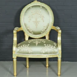 Casa Padrino Barock Salon Stuhl Medaillon Mod2 mit Armlehnen Hellgrün / Gold - Antikstil Stuhl - 65 x 65 x 100 cm