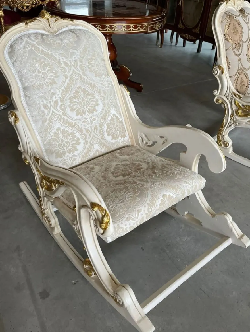 Casa Padrino Barock Schaukelsessel Silber / Beige / Creme / Weiß / Gold - Handgefertigter Schaukelstuhl mit Armlehnen und Fußstütze - Barock Möbel - Wohnzimmer Möbel im Barockstil