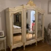 Casa Padrino Barock Schlafzimmerschrank mit 3 verspiegelten Türen Creme / Gold - Verspiegelter Massivholz Kleiderschrank - Schlafzimmer Möbel im Barockstil - Barock Möbel - Edel & Prunkvoll