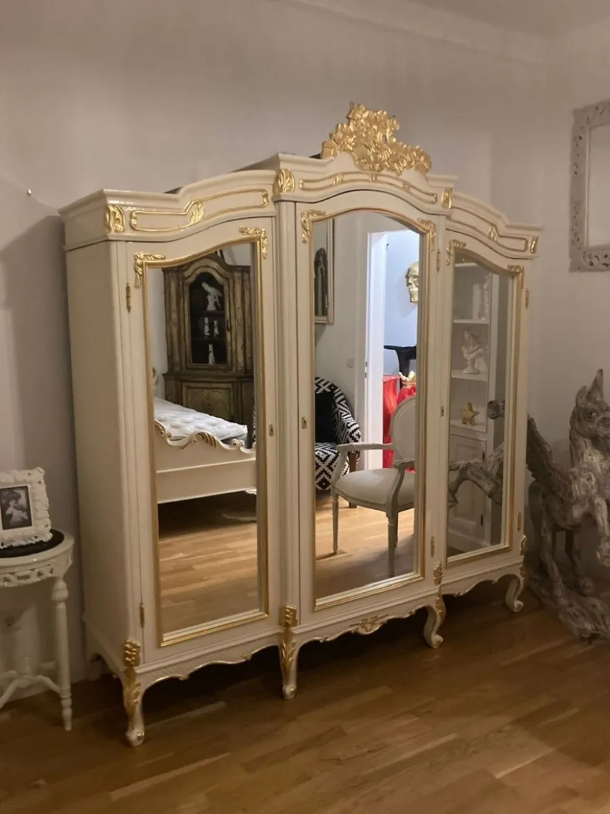 Casa Padrino Barock Schlafzimmerschrank mit 3 verspiegelten Türen Creme / Gold - Verspiegelter Massivholz Kleiderschrank - Schlafzimmer Möbel im Barockstil - Barock Möbel - Edel & Prunkvoll