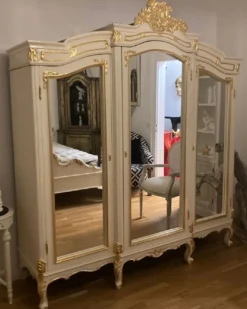 Casa Padrino Barock Schlafzimmerschrank mit 3 verspiegelten Türen Creme / Gold - Verspiegelter Massivholz Kleiderschrank - Schlafzimmer Möbel im Barockstil - Barock Möbel - Edel & Prunkvoll