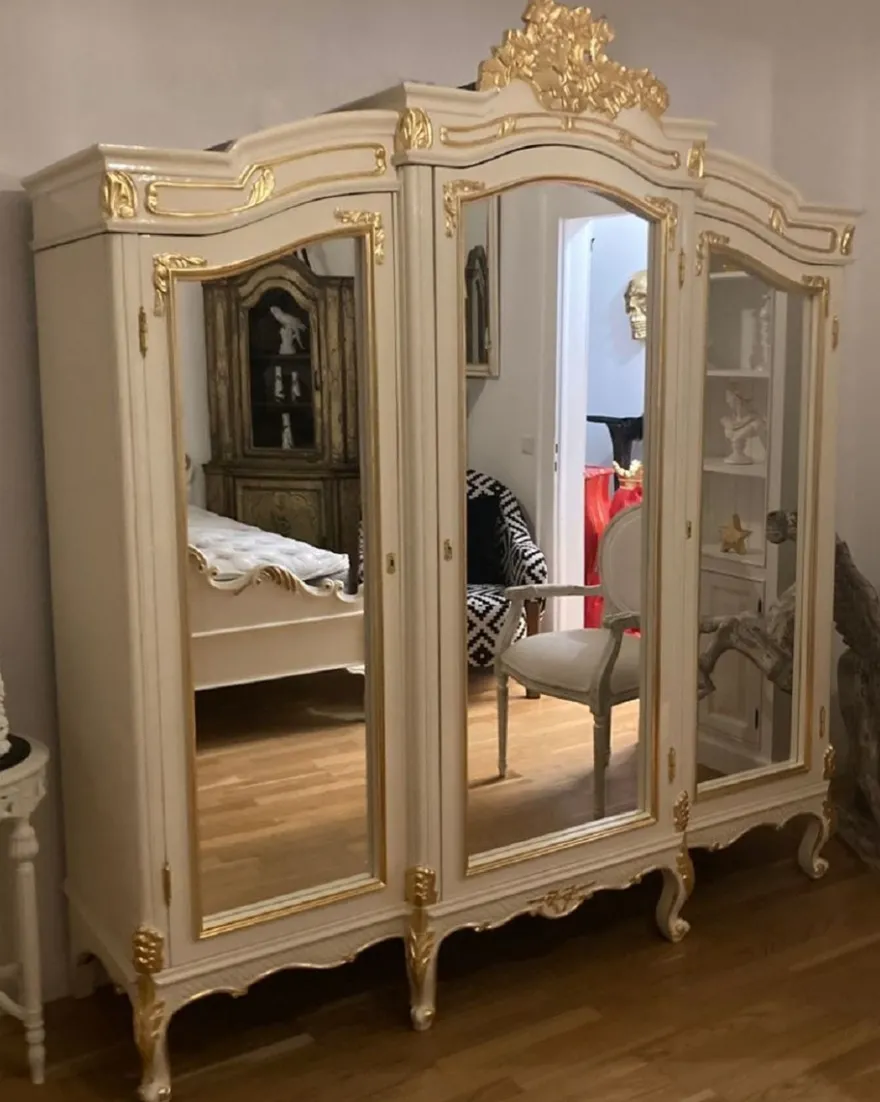 Casa Padrino Barock Schlafzimmerschrank mit 3 verspiegelten Türen Creme / Gold - Verspiegelter Massivholz Kleiderschrank - Schlafzimmer Möbel im Barockstil - Barock Möbel - Edel & Prunkvoll