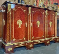 Casa Padrino Barock Schrank Braun / Gold / Creme - Barock Massivholz Wohnzimmer Sideboard mit 3 Türen - Barock Büro Schrank - Barock Möbel - Barock Einrichtung - Barockstil Wohnzimmer & Büro Möbel