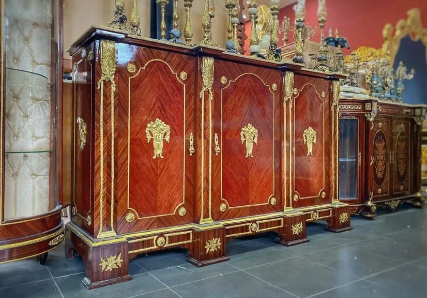 Casa Padrino Barock Schrank Braun / Gold / Creme - Barock Massivholz Wohnzimmer Sideboard mit 3 Türen - Barock Büro Schrank - Barock Möbel - Barock Einrichtung - Barockstil Wohnzimmer & Büro Möbel