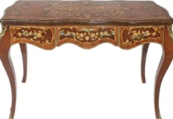 Casa Padrino Barock Schreibtisch Braun / Messingfarben 140 x 60 x H. 80 cm - Handgefertigter Massivholz Bürotisch mit 3 Schubladen und massiven Metallapplikationen - Barock Büro Möbel