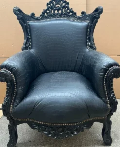 Casa Padrino Barock Sessel Al Capone Schwarz - Handgefertigter Antik Stil Wohnzimmer Sessel mit edlem Kunstleder in Kroko Optik - Barock Wohnzimmer Möbel
