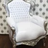 Casa Padrino Barock Sessel King Weiß/Silber aus Massivholz in Lederoptik - 120 x 85 x 85 cm