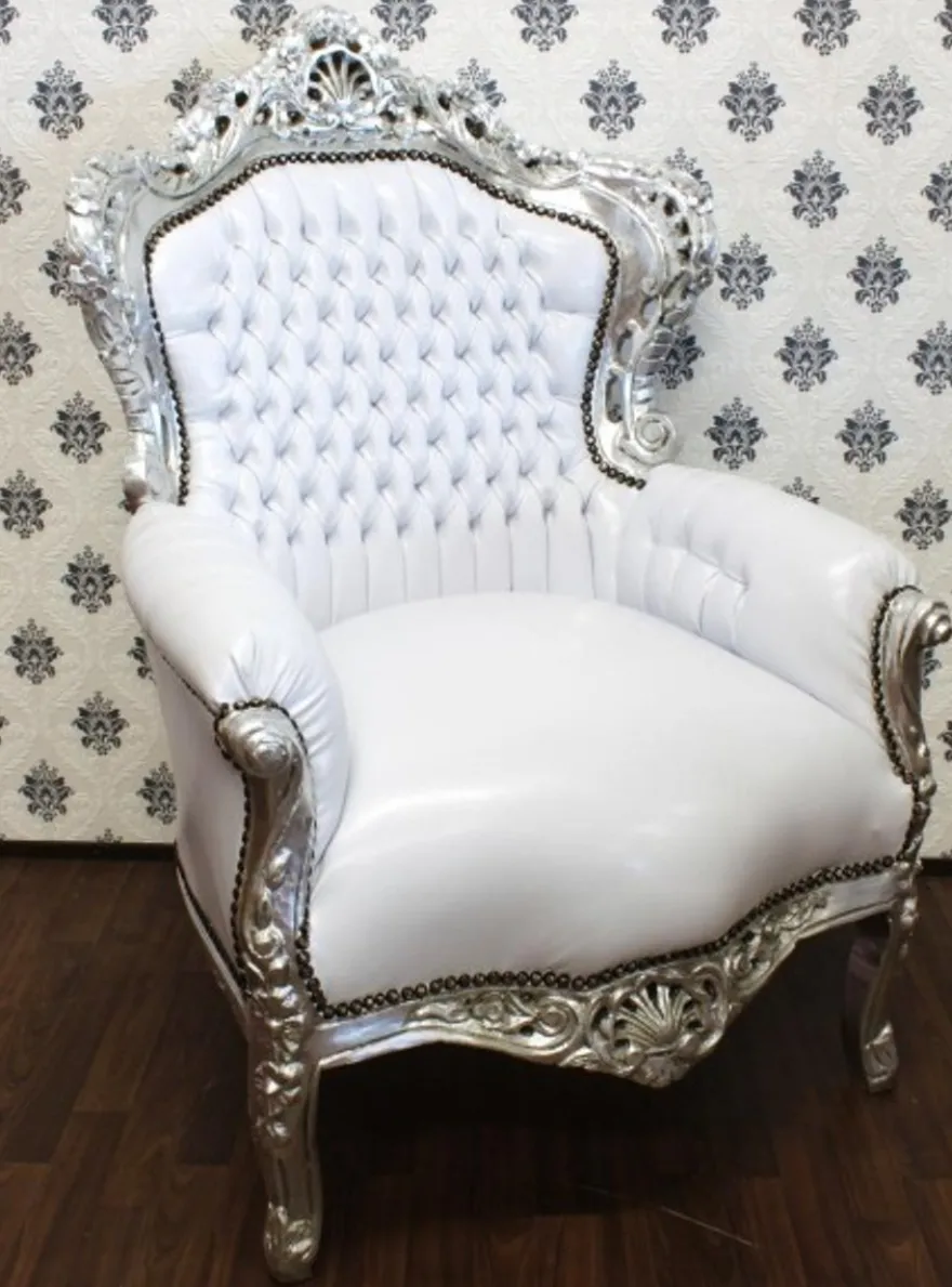 Casa Padrino Barock Sessel King Weiß/Silber aus Massivholz in Lederoptik - 120 x 85 x 85 cm