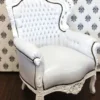 Casa Padrino Barock Sessel King Weiß / Weiß Lederoptik mit Glitzersteinen - 85 x 85 x 120 cm
