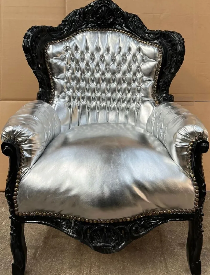 Casa Padrino Barock Sessel Silber / Schwarz - Handgefertigter Massivholz Wohnzimmer Sessel mit Kunstleder - Antik Stil Wohnzimmer Sessel - Barock Wohnzimmer Möbel