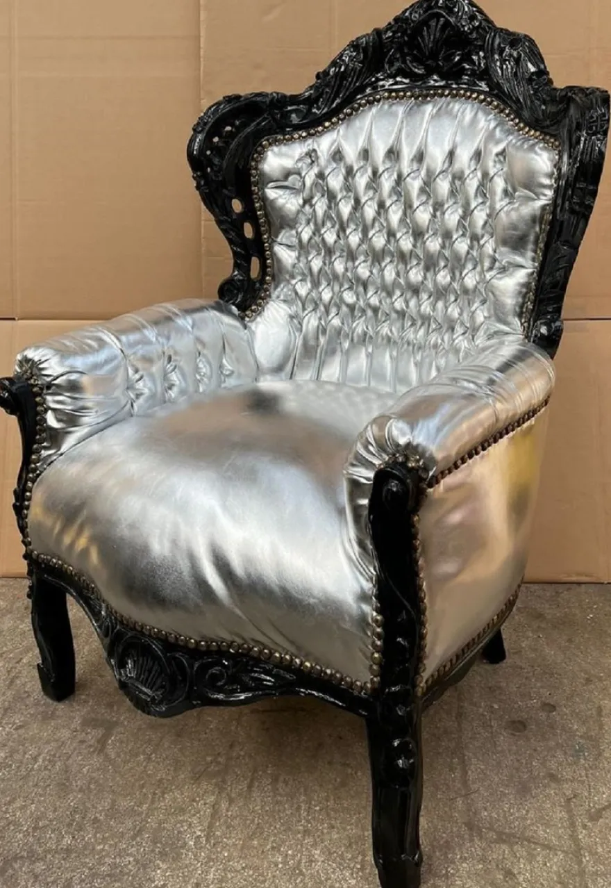 Casa Padrino Barock Sessel Silber / Schwarz - Handgefertigter Massivholz Wohnzimmer Sessel mit Kunstleder - Antik Stil Wohnzimmer Sessel - Barock Wohnzimmer Möbel