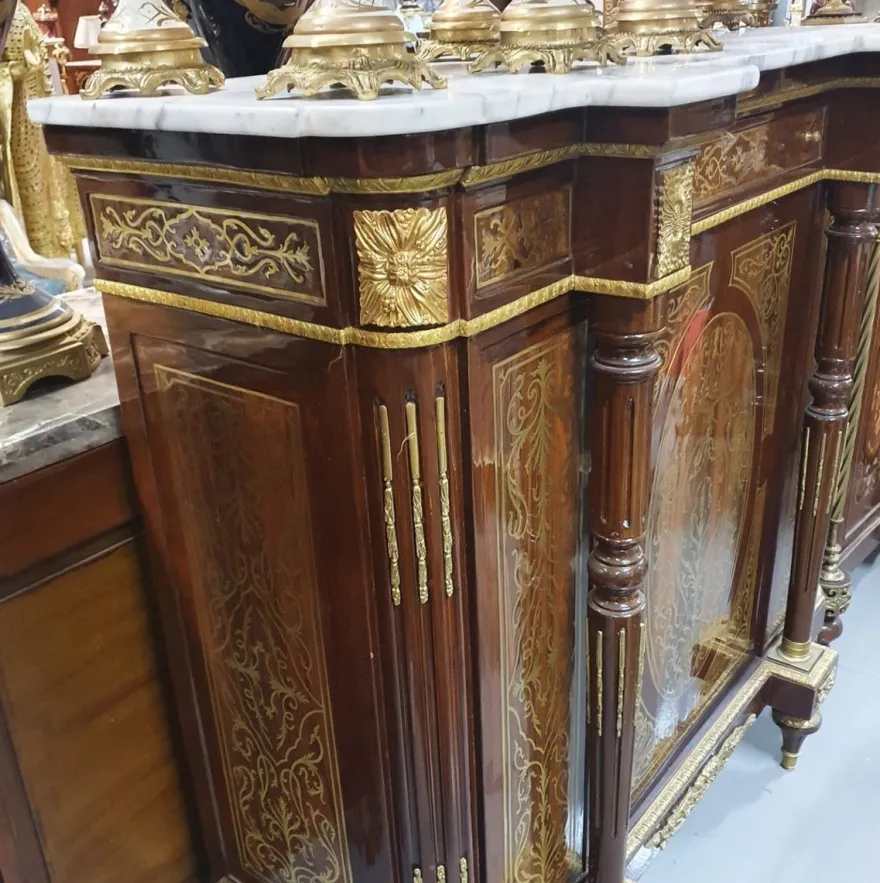 Casa Padrino Barock Sideboard Braun / Gold / Weiß - Handgefertigter Barockstil Massivholz Schrank mit Marmorplatte - Wohnzimmer Möbel im Barockstil - Antik Stil Möbel - Barock Möbel