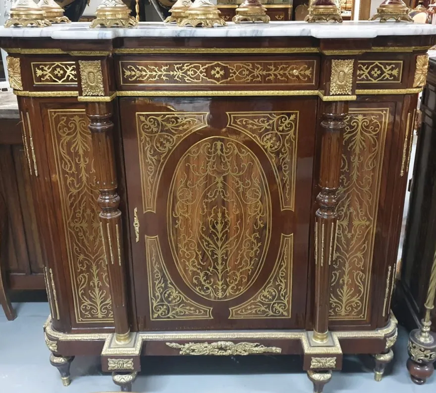Casa Padrino Barock Sideboard Braun / Gold / Weiß - Handgefertigter Barockstil Massivholz Schrank mit Marmorplatte - Wohnzimmer Möbel im Barockstil - Antik Stil Möbel - Barock Möbel