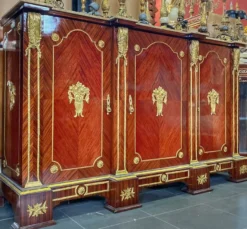 Casa Padrino Barock Sideboard Braun / Gold / Cremefarben - Handgefertigter Massivholz Schrank mit 3 Türen und Marmorplatte - Barock Wohnzimmer Möbel
