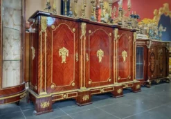 Casa Padrino Barock Sideboard Braun / Gold / Cremefarben - Handgefertigter Massivholz Schrank mit 3 Türen und Marmorplatte - Barock Wohnzimmer Möbel
