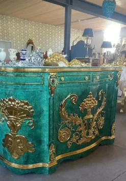 Casa Padrino Barock Sideboard Malachitgrün / Gold - Handgefertigter Barockstil Massivholz Schrank mit 2 Türen und 2 Schubladen - Wohnzimmer Möbel im Barockstil - Barock Möbel - Edel & Prunkvoll