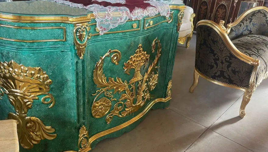 Casa Padrino Barock Sideboard Malachitgrün / Gold - Handgefertigter Barockstil Massivholz Schrank mit 2 Türen und 2 Schubladen - Wohnzimmer Möbel im Barockstil - Barock Möbel - Edel & Prunkvoll